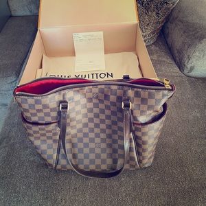 Authentic Louis Vuitton Tottaly MM tote bag!